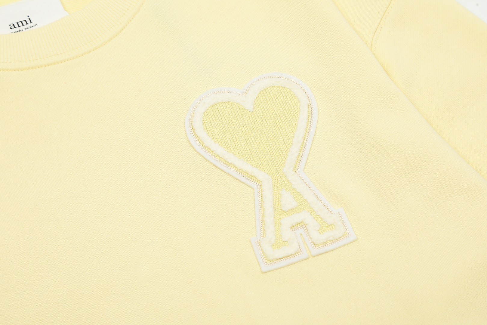 Ami Pairs 2022FW Macaron round neck big love sweatshirt yellow white 574